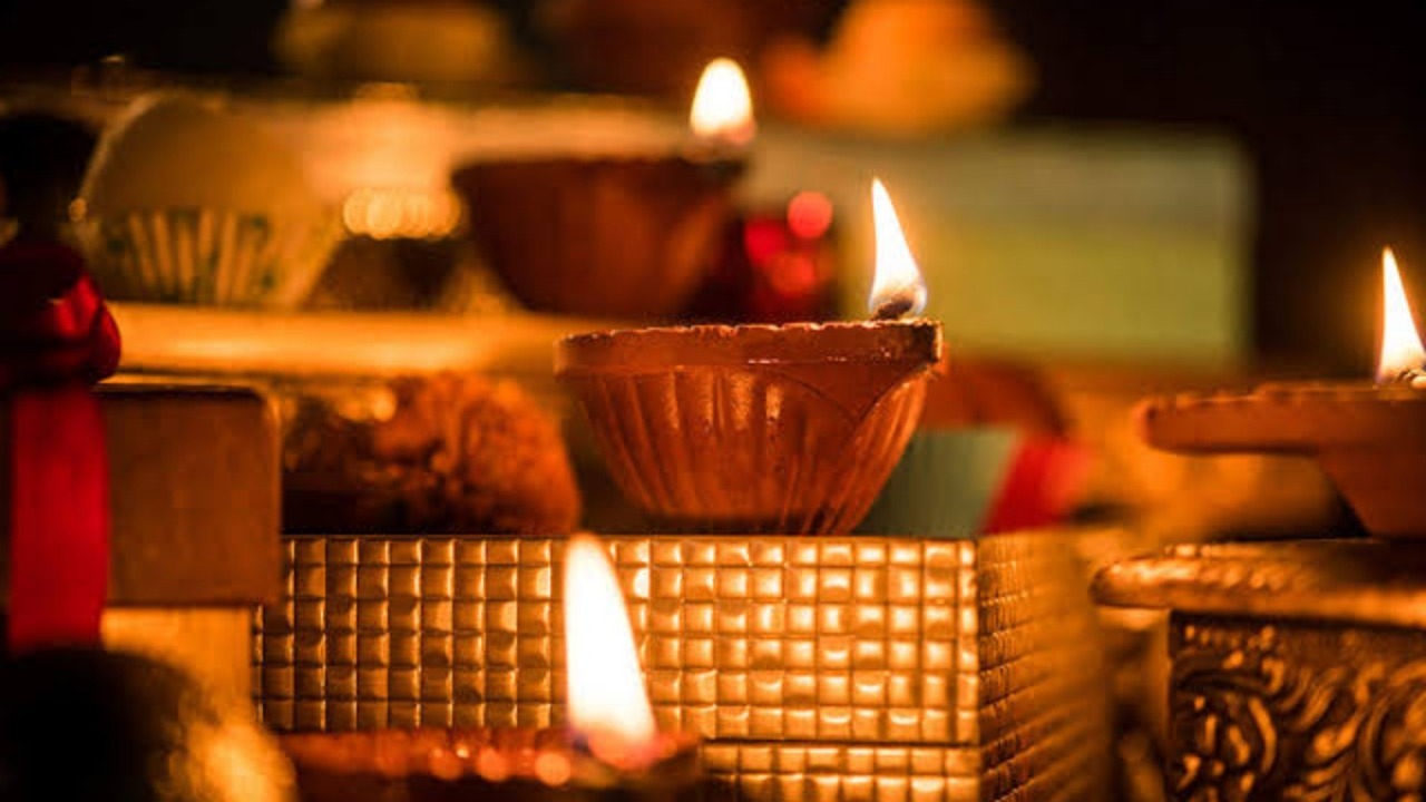 Lifestyle: সোনার গয়না কেনা সাধ্যের বাইরে! ধনতেরাসের দিন কিনুন এই পাঁচটি জিনিস