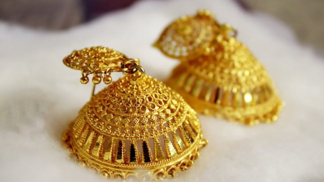 Gold Price Today: ছুটির দিনে একধাক্কায় কমে গেল সোনার দাম, আজই কি সুবর্ণ সুযোগ!