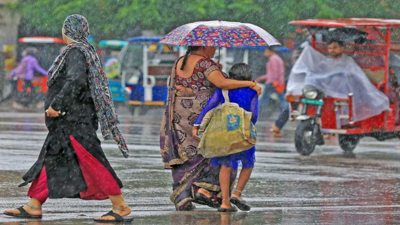 Weather: ফের নিম্নচাপের প্রভাবে ভারী বৃষ্টির দাপাদাপি, আজ বিকেলে থেকেই ভাসবে এই জেলাগুলি