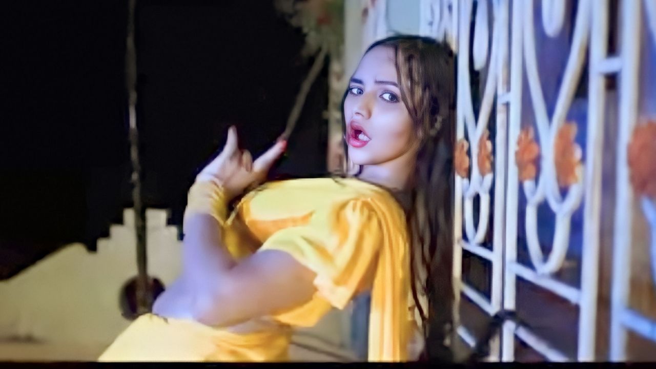 Dance Video: 'টিপ টিপ বরসা পানি' গানের তালে তালে কোমর দোলালেন যুবতী, ঝড়ের গতিতে ভাইরাল ভিডিও