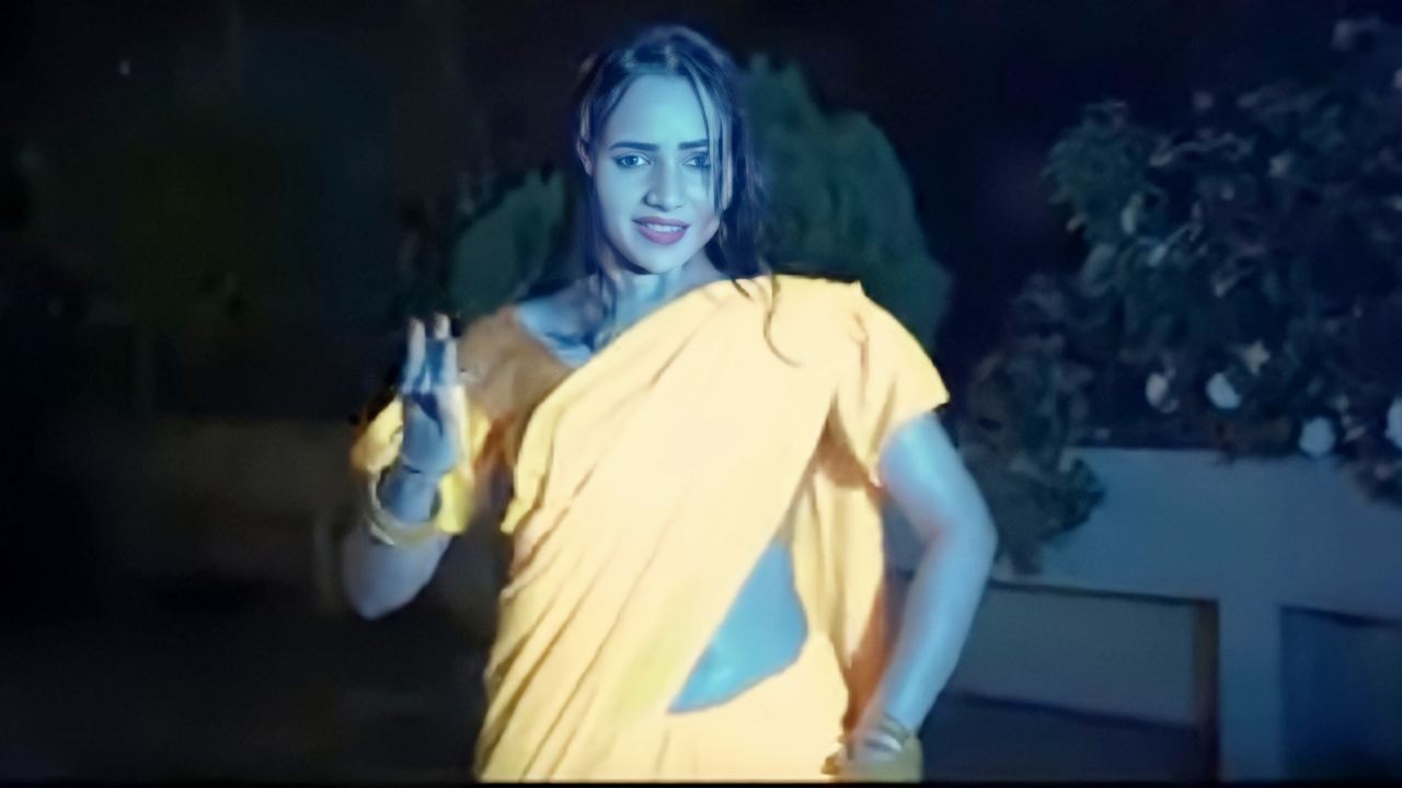 Dance Video: 'টিপ টিপ বরসা পানি' গানের তালে তালে কোমর দোলালেন যুবতী, ঝড়ের গতিতে ভাইরাল ভিডিও