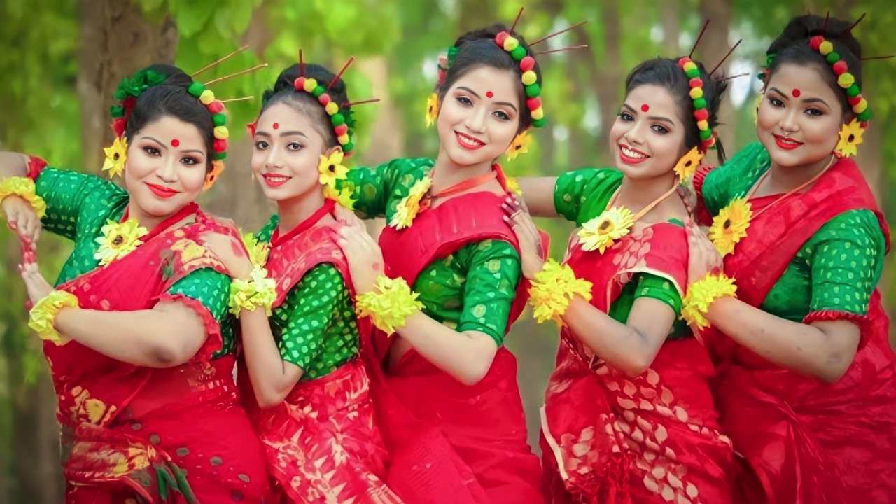 VIDEO: 'আজ ফাগুনের আগুন লাগে', দুর্দান্ত নেচে নেশা ধরালেন পাঁচ সুন্দরী যুবতী