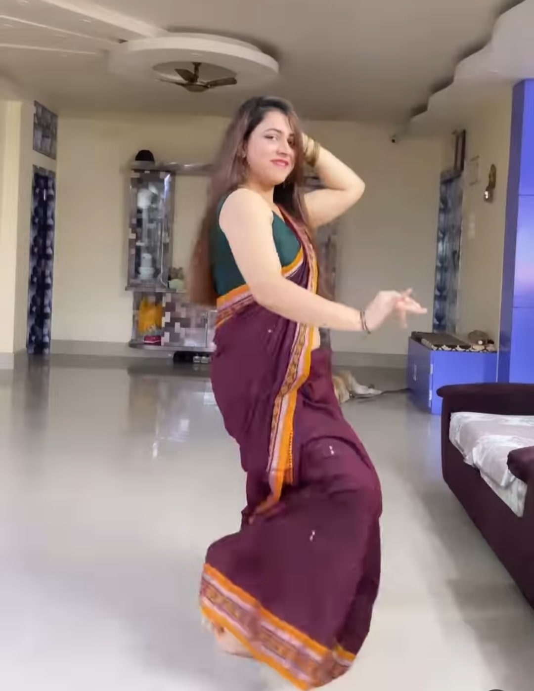 VIDEO: 'ছাম্মা ছাম্মা'র তালে কোমর নাচিয়ে পুরুষ হৃদয় ঘায়েল করলেন সুন্দরী, দরজা বন্ধ করে দেখুন ভিডিও