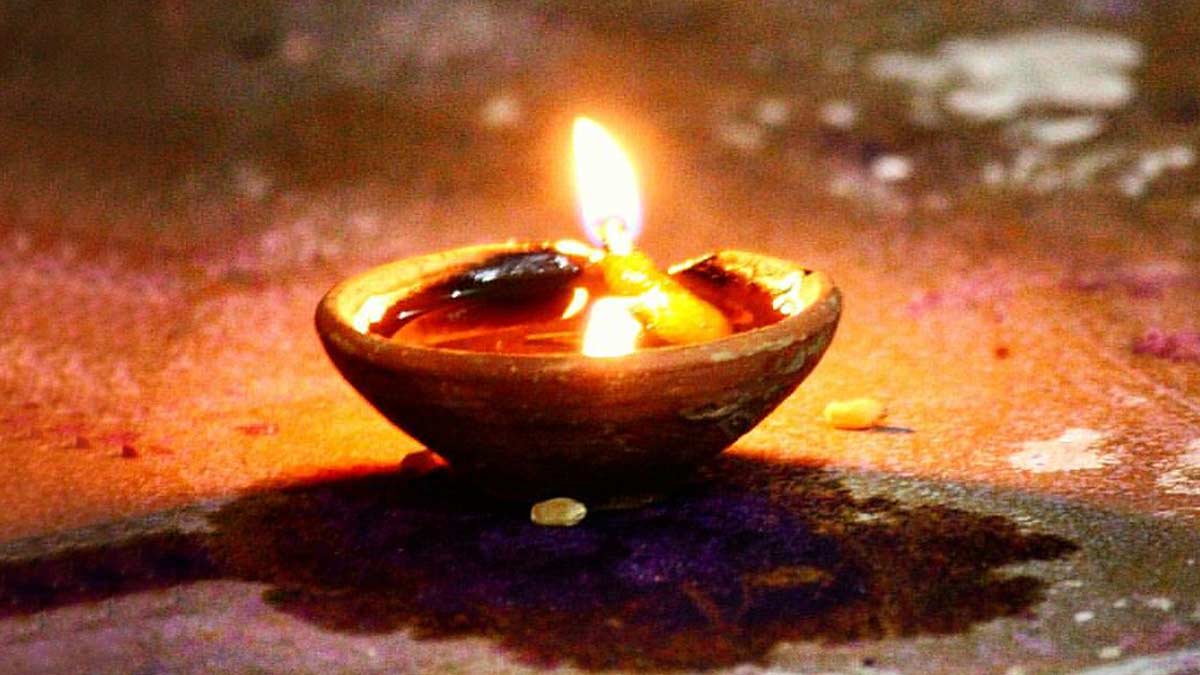 Diwali: দীপাবলিতে প্রদীপ জ্বালানোর সময়ে করুন এই সামান্য উপচার, সমৃদ্ধিতে ভরবে সংসার