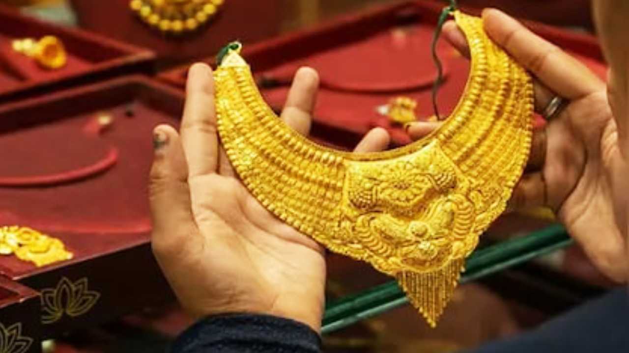 Gold Price Today: ক্রেতাদের জন্য দারুন সুযোগ, লক্ষ্মীবার কলকাতায় ফের কমলো সোনার দাম