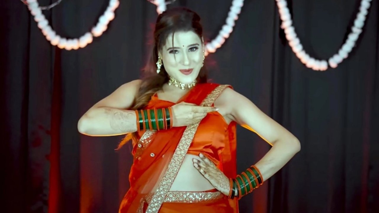 Dance Video : লাল শাড়িতে জনপ্রিয় হিন্দি গানে দুর্দান্ত ড্যান্স দিয়ে ঝড় তুললেন এই তরুণী, ভাইরাল ভিডিও
